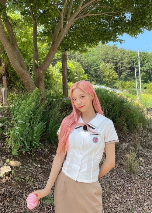 Yeoreum as seen while posing for a picture in July 2022