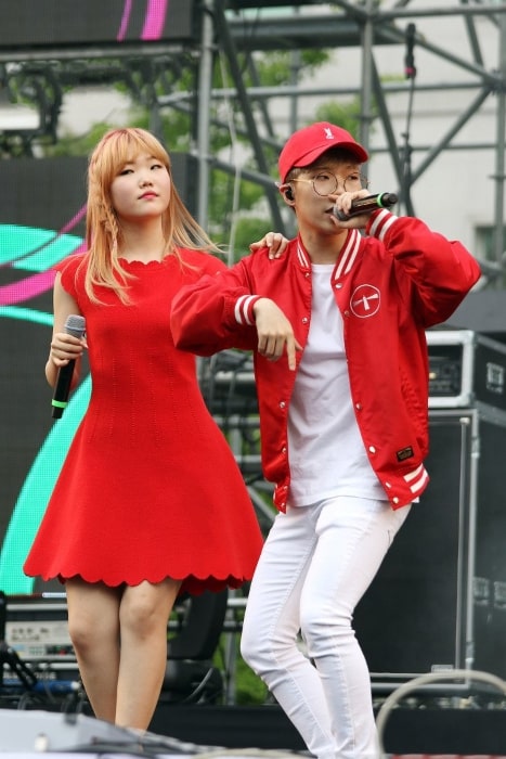 AKMU as seen while performing at Ipselenti Korea University Campus Festival in 2016