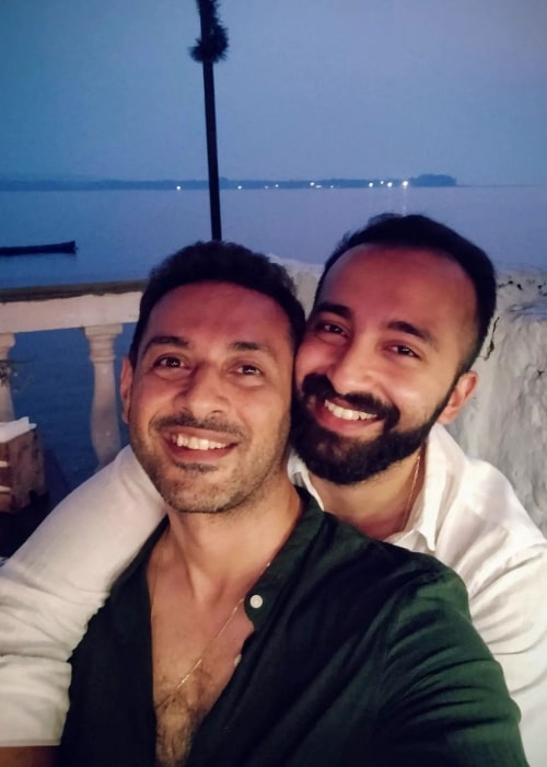 Apurva Asrani as seen in a selfie with painter and editor Kadamboor Neeraj in March 2023