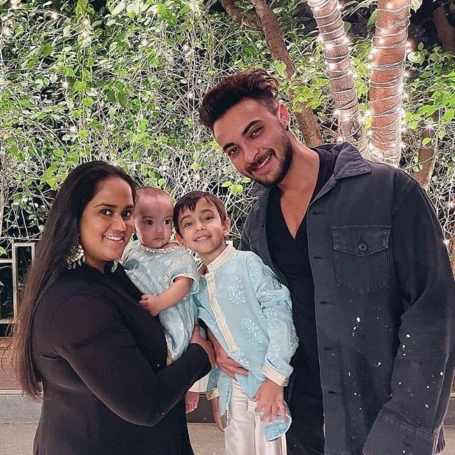 Ayat Sharma as seen in a picture with parents Aayush and Arpita and brother Ahil Sharma in 2020