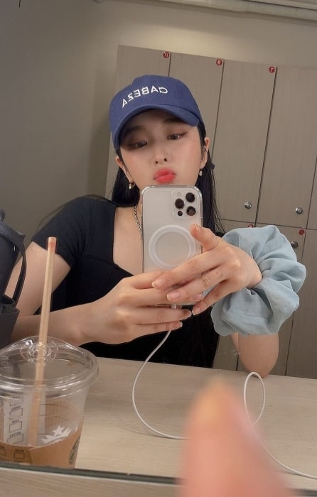 Dajeong pouting for a mirror selfie in February 2022