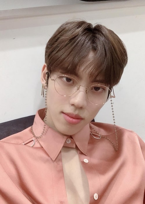 Dongwoo taking a selfie in March 2019