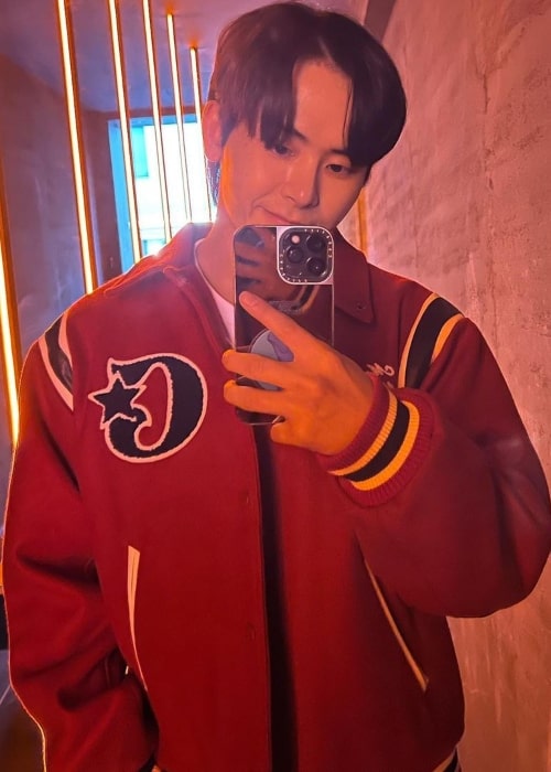 Hoya taking a mirror selfie in November 2022