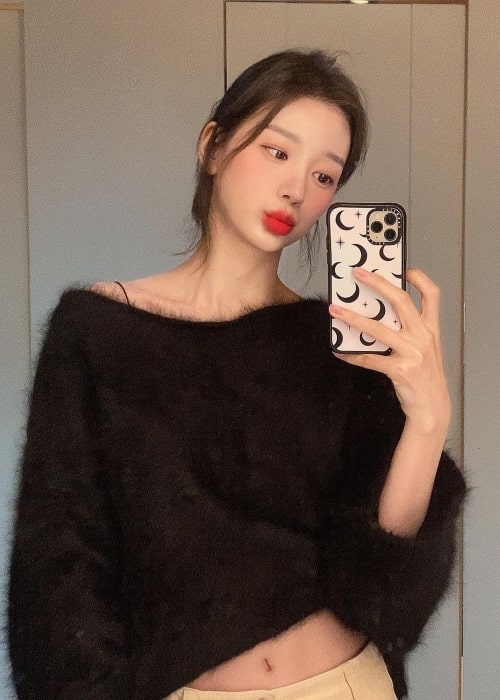 Hyunji as seen while taking a mirror selfie in March 2023