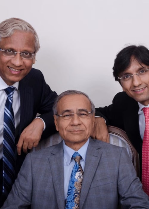 JP Taparia (center) with his sons Sanjeev Taparia (left) and Ashutosh Taparia (right), as seen in an Instagram Post in July 2022