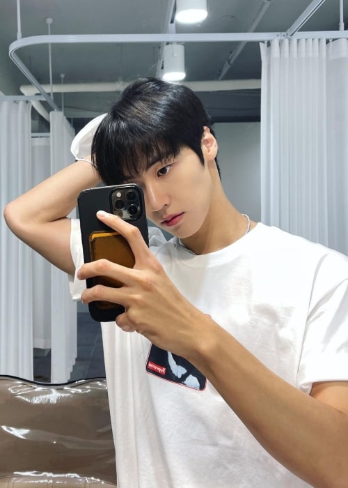 Lee Seung-hyub as seen while clicking a mirror selfie in August 2022