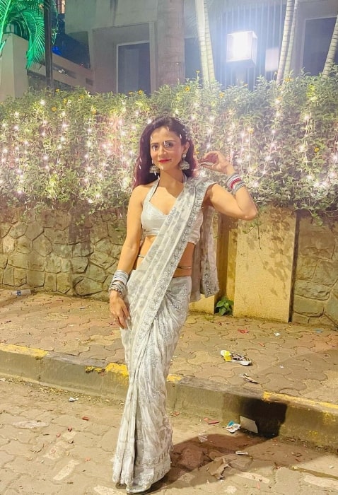 Neetu Wadhwa posing for a picture in a saree in December 2022