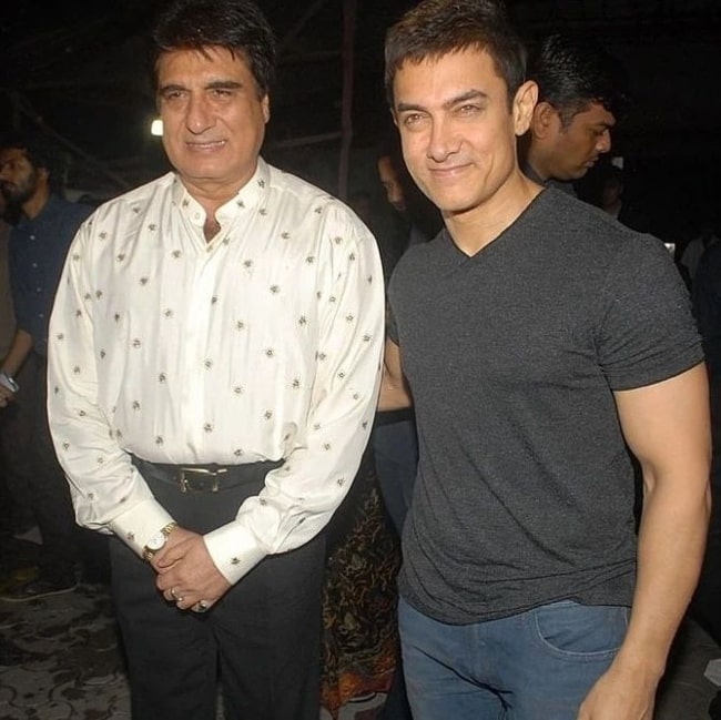 Raj Babbar (Left) as seen while posing for a picture with Aamir Khan