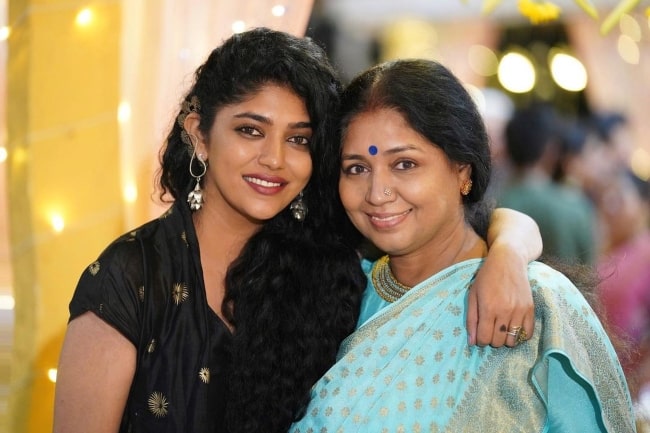 Samyukta Hornad smiling for the camera along with her mother in March 2023