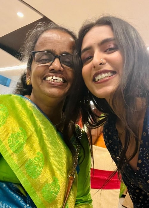 Samyuktha Hegde smiling in a picture along with her mother