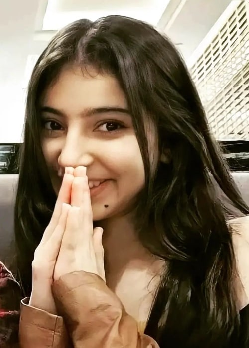 Sara Arjun smiling for the camera in Mumbai, Maharashtra in November 2022