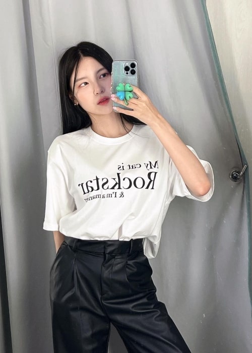 Sojin clicking a mirror selfie in September 2022