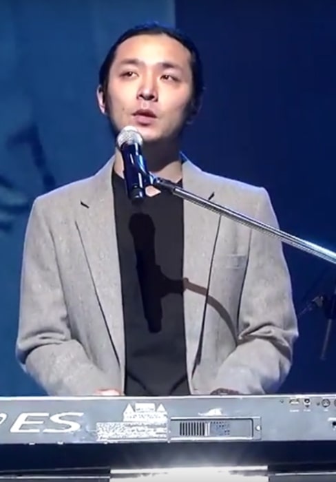 Verbal Jint pictured while performing 'Have Something Like Oil on It' (기름같은걸 끼얹나) at the Makeus Vacation Party on February 3, 2013