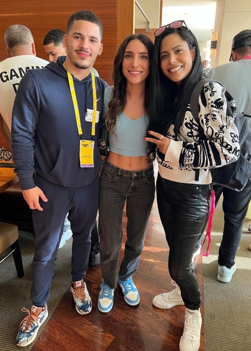 Chica as seen in a picture with fellow social media stars Nadia Amine and Destroy at the TwitchCon in 2022