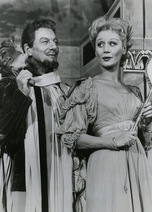 John Gielgud as Benedick and Margaret Leighton as Beatrice in a promotional picture for the 1959 Broadway production of 'Much Ado About Nothing'