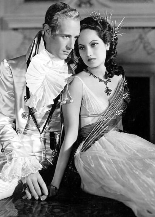 Leslie Howard and Merle Oberon in a promotional photograph for the film 'The Scarlet Pimpernel', published in the December 1934 issue of Photoplay magazine