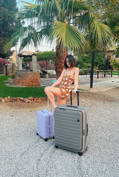 Lily Sullivan posing with her luggage in Mallorca, Spain in July 2022