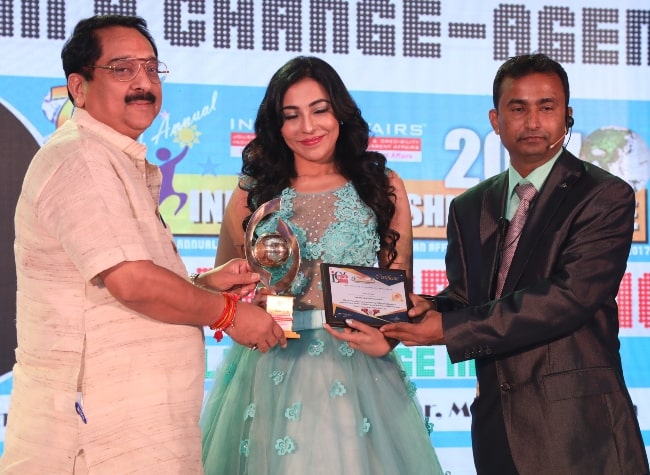 Parvati Nair pictured while receiving the Indian Affairs 'Most Promising Actress 2017' award at the Satya Brahma founded 8th Annual India Leadership Conclave