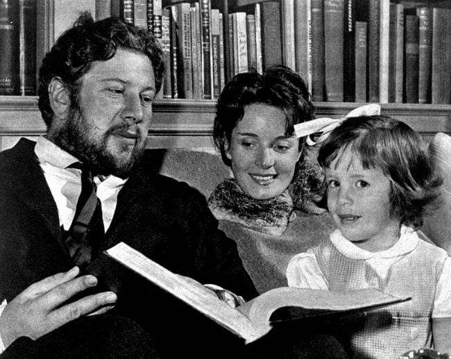 Peter Ustinov with Suzanne Cloutier and daughter in the 1950s