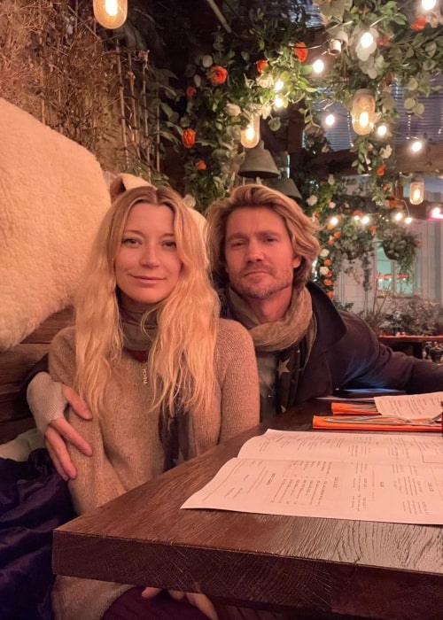 Sarah Roemer smiling for a picture during a date night with Chad Michael Murray ​in London, United Kingdom in November 2022