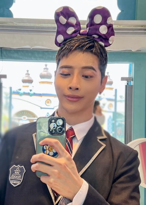 Aoora clicking a mirror selfie in Everland, South Korea in October 2022