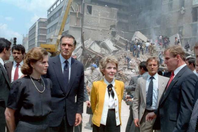 (From l to r) The Mexican first lady Paloma Cordero, John Gavin, and the U.S. first lady Nancy Reagan observing the damage caused by the 1985 Mexico City earthquake