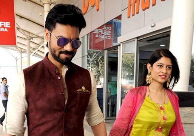 Gaurav Chopra and his wife Hitisha Cheranda clicked at a airport in 2018