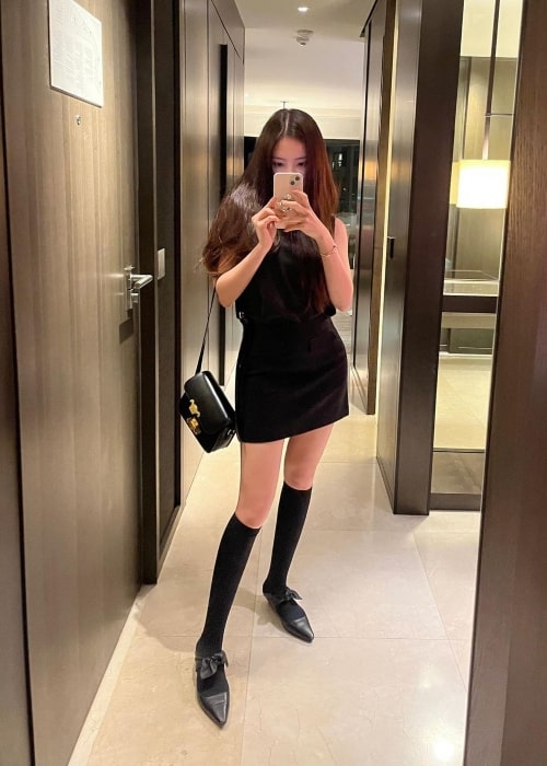 Hyomin taking a mirror selfie in May 2023