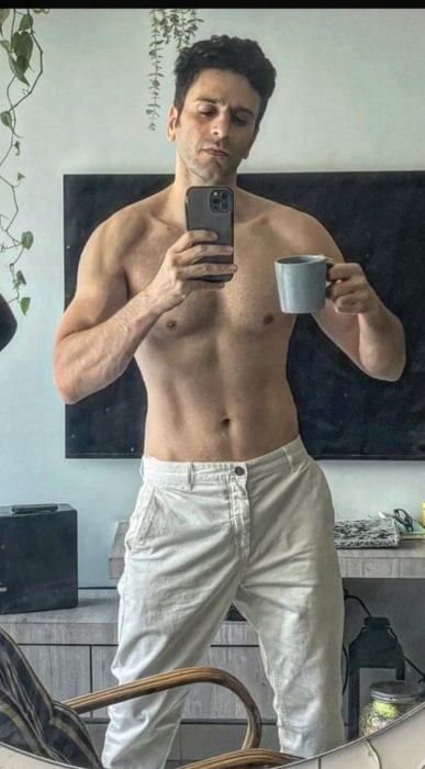 Karan Suchak as seen while taking a shirtless mirror selfie in February 2022