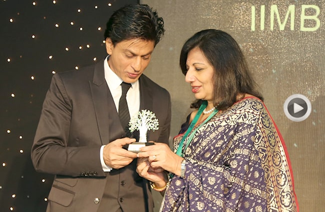 Kiran Mazumdar-Shaw with Shah Rukh Khan during IIMBUE 2015