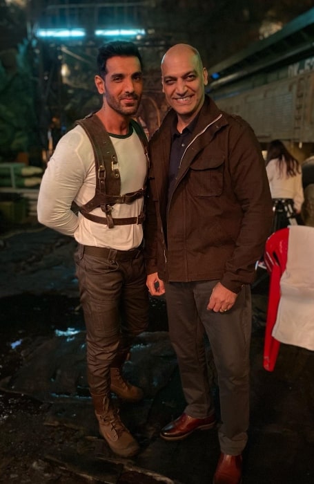 Manish Wadhwa (Right) posing for a picture with John Abraham