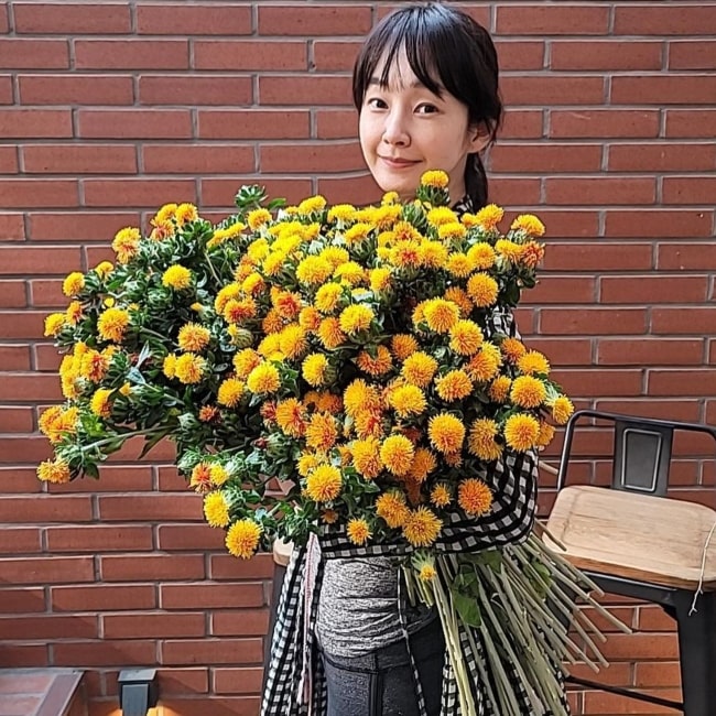 Myung Se-bin as seen while posing for a picture with a bouquet in June 2021