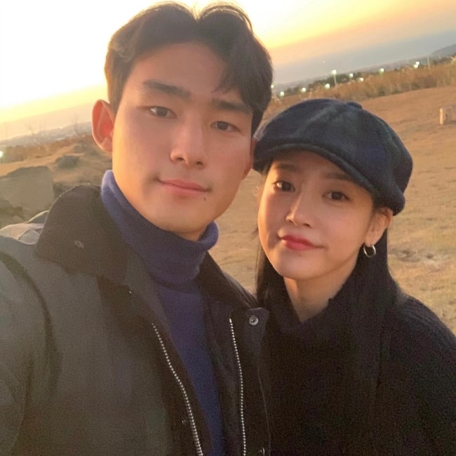 Park So-yeon smiling in a selfie with Cho Yu-min in January 2022