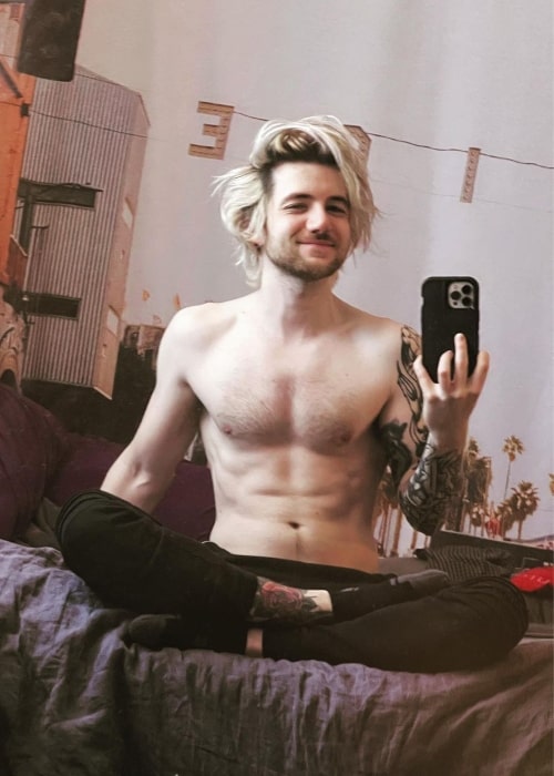 RobertIDK as seen in a shirtless selfie that was taken in April 2023