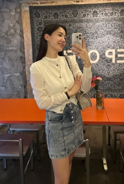 Ryu Hwa-young taking a mirror selfie in May 2023