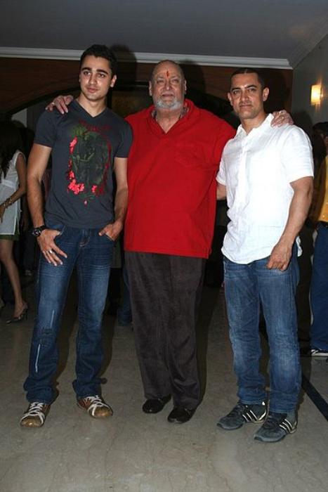 Shammi Kapoor as seen posing with Imran Khan (left) and Aamir Khan in 2008