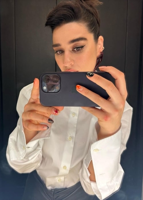 Simona Tabasco taking a mirror selfie in Hudson Yards, Manhattan in March 2023