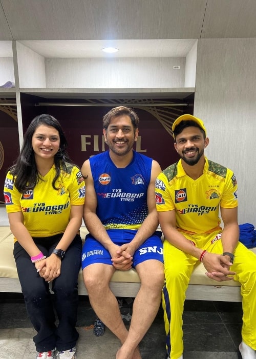 Utkarsha Pawar as seen in a picture with MS Dhoni (Center) and Ruturaj Gaikwad that was taken in May 2023