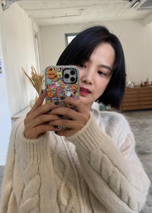 Yoon Seung-ah as seen while taking a mirror selfie in September 2022