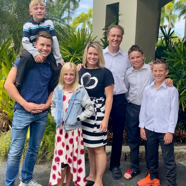 Alyson Myler with her children Bryton, Ashton, Payton, Paxton, and husband Shane Myler in a picture that was taken in May 2021