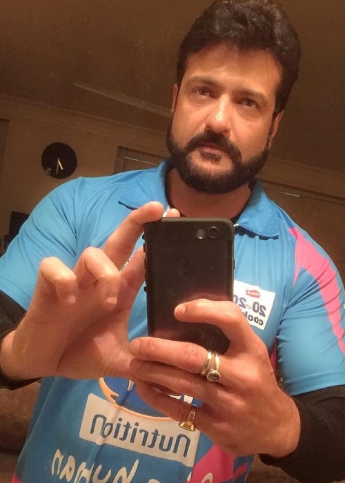 Armaan Kohli as seen while taking a mirror selfie in February 2016