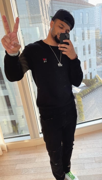 Jamal Murray taking a mirror selfie in May 2021