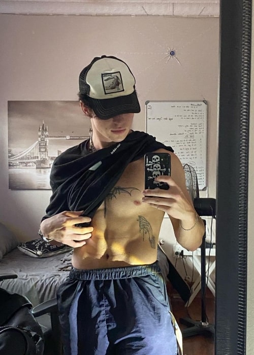 Jeandre as seen in a selfie that was taken in February 2023, while flexing his abdominal muscles