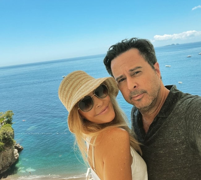 Jonathan Silverman and Jennifer Finnigan in a selfie in Positano, Amalfi Coast, Italy in May 2022