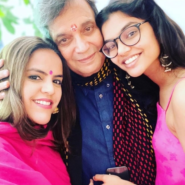 Muskaan Ghai as seen in a selfie with her father Subhash Ghai and sister Muskaan Ghai in September 2020, Mumbai, Maharashtra