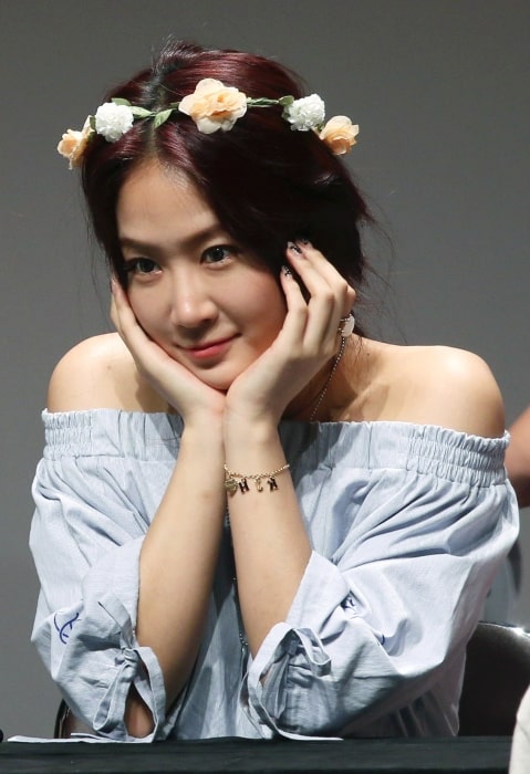 Soyou as seen while at a fansign event in 2016