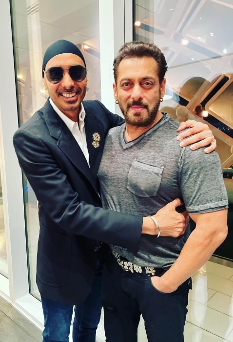 Sukhbir Singh (Left) smiling for a picture with Salman Khan in June 2022