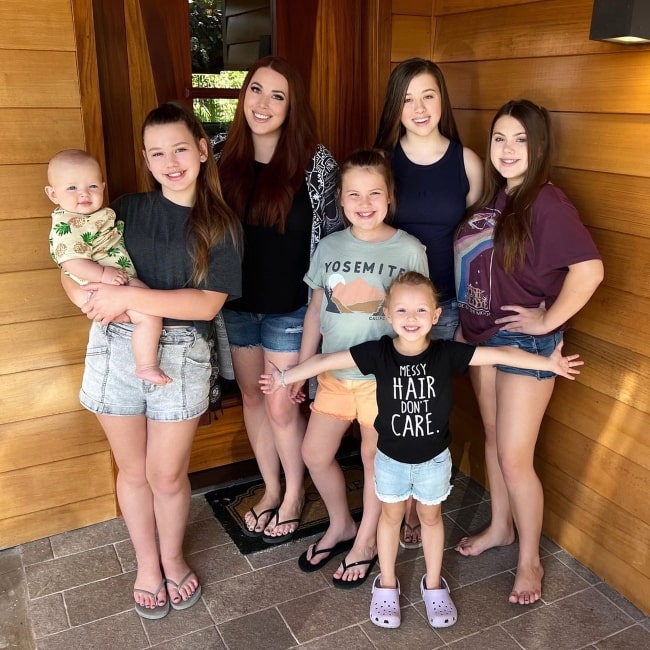 Gretchen Weiss as seen in a picture taken on Mother's Day with her sisters Gracelynn, Gabrielle, Gwyneth, and brother Jagger, along with her mother Melissa in May 2023