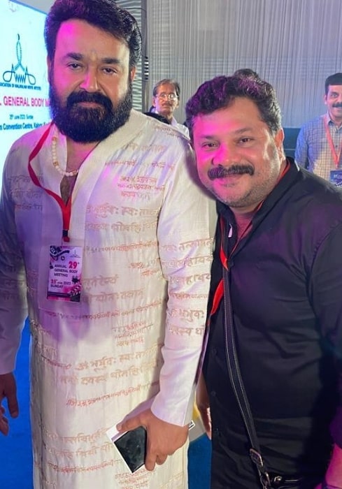 Hareesh Perumanna (Right) as seen while smiling for the camera along with Mohanlal in June 2023
