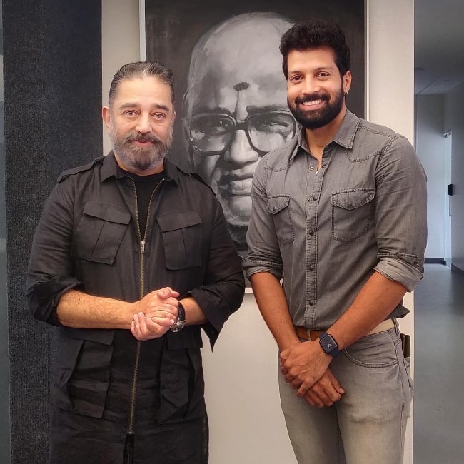 Santhosh Prathap (Right) as seen while smiling for a picture along with Kamal Haasan in August 2021